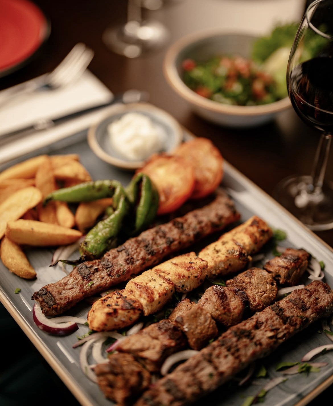 Vårt klassiska mezebord – perfekt att dela